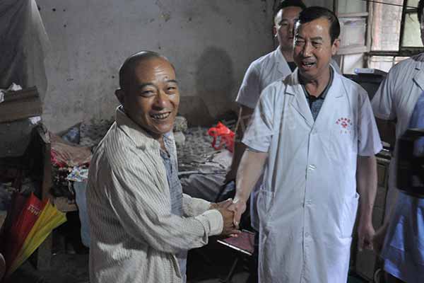 神康扶贫关爱行动:神康援助患精神分裂20多年无钱医治的于佩珍