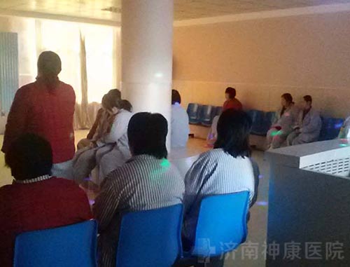 神康医患联欢会上患者表演节目